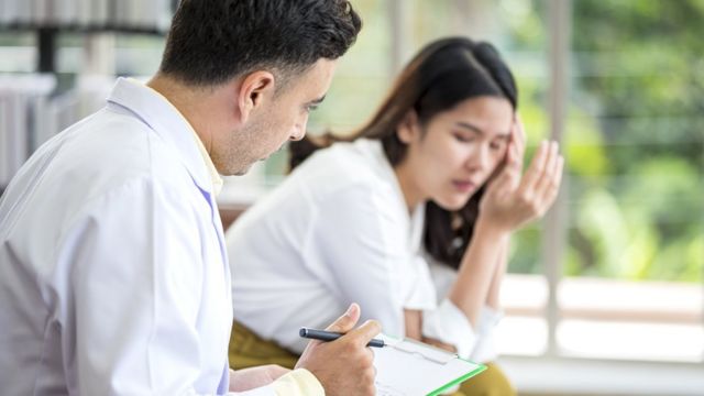 Un doctor y una mujer preocupada (foto genérica).