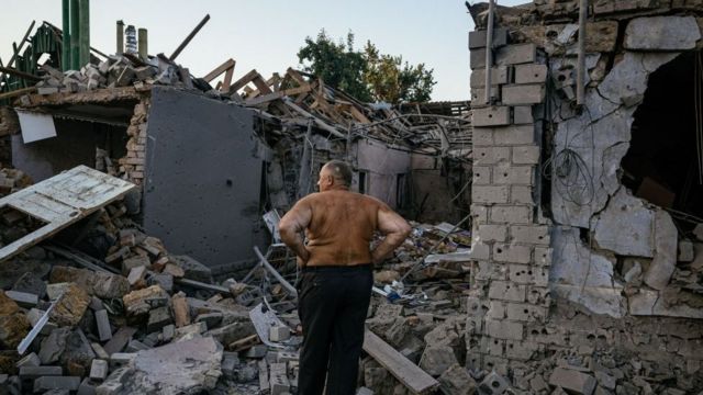 ينظر أولكسندر شولغا إلى منزله المدمر بعد هجوم صاروخي على ميكولايف في 29 أغسطس/ آب 2022.