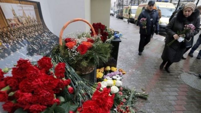 Moskvada Aleksandrov Ansamblının binası önündə əklillər düzülüb