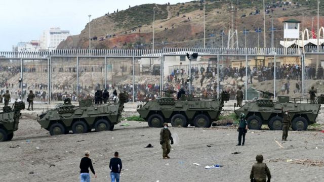 Spanish armoured vehicles facing migrants at Ceuta border, 18 May 21