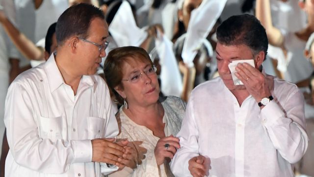 Bachelet consuela a Juan Manuel Santos