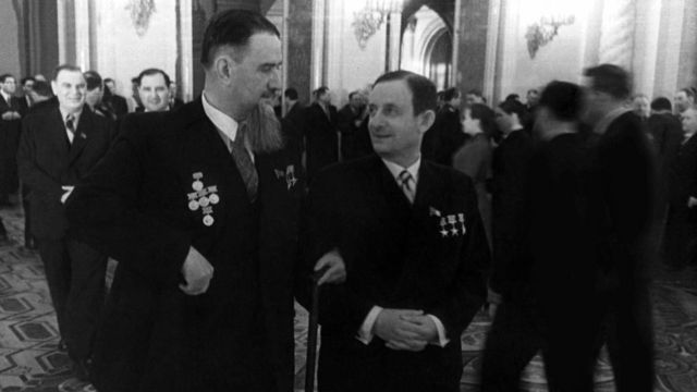 Игорь Васильевич Курчатов (слева) и Юлий Борисович Харитон на приеме в Кремле