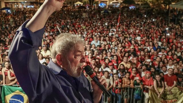 Lula fala ao microfone para multidão durante caravana a Estados do Nordeste