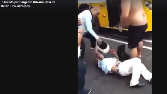 Homem é linchado em vídeo publicado na página do sargento Silvano Oliveira no Facebook