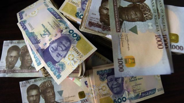 Le naira a perdu un tiers de sa valeur après avoir abandonné son rattachement à la devise américaine