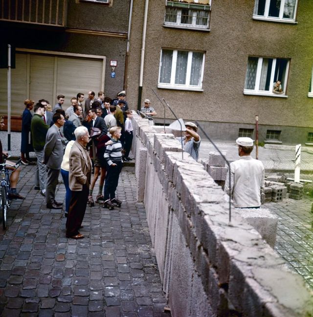 Construcción del Muro de Berlín.