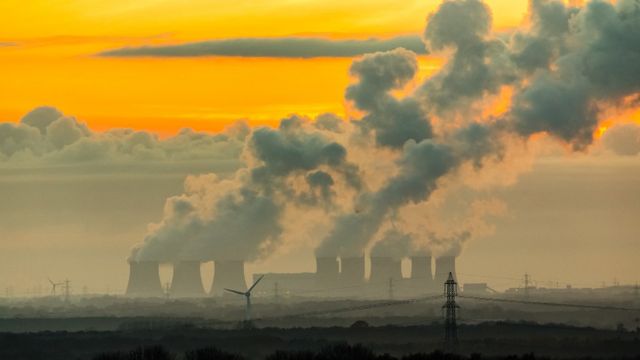 Planta generadora tradicional emitiendo CO2