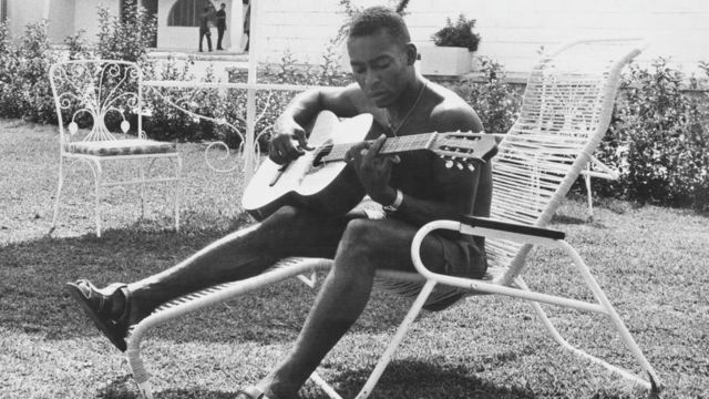 Pelé toca violão em 1970