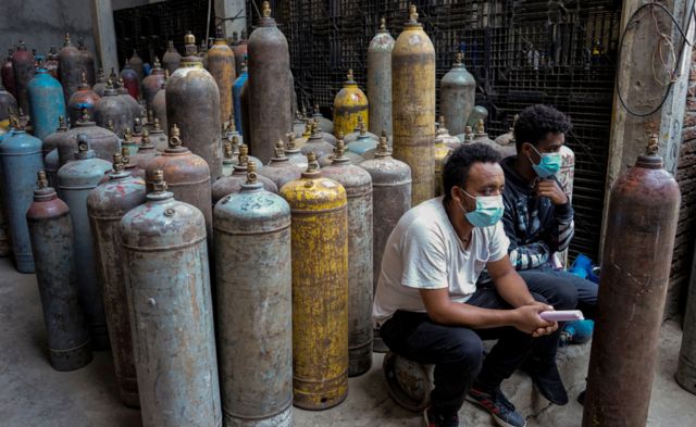Wasu maza na jira dan cika tukwanen gas a birnin Addis Ababa, Habasha -ranar Juma'a 19 Maris2021