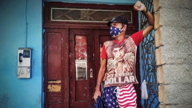 Un hombre en La Habana vistiendo un pantalón corto con la bandera de EE.UU,