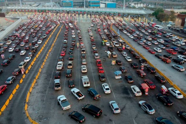 Hileras de autos en el cruce fronterizo de San Ysidro.