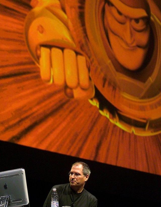 Steve Jobs con personaje de Toy Story detrás.