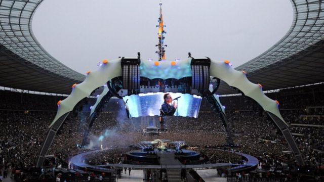Le groupe de rock U2 en concert au stade olympique de Berlin en 2009