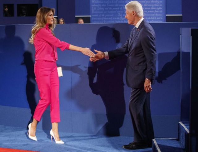 Melania Trump və Bill Clinton debatdan öncə həyat yoldaşları etdiyi kimi bir-birinin əlini sıxıb