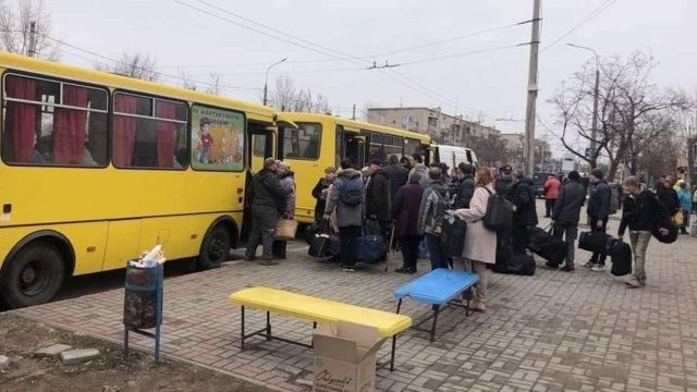 تم نقل السكان بالحافلات من بلدات في لوهانسك مثل سيفيرودونيتسك