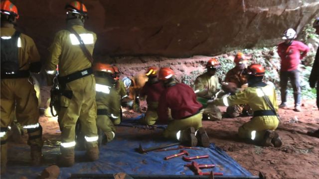 Bomberos durante el rescate de la cueva dentro de SP