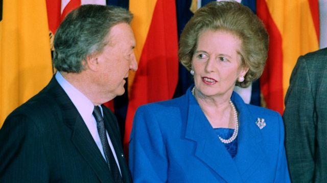 Charles Haughey e Margaret Thatcher em 1990