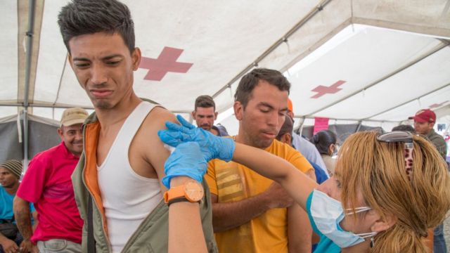 Venezolanos vacunándose