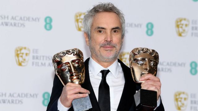 Alfonso Cuarón con sus dos premios Bafta