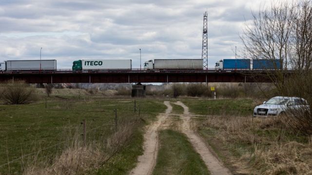 En la frotera de Rusia con Lituania también se formaron largas colas de camiones.