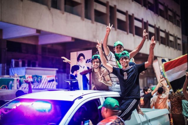 أنصار الصدر يحتفلون في الشوارع عقب إعلان النتائج الأولية للانتخابات التي تصدرها التيار الصدري