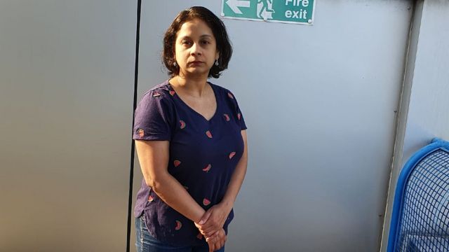 Ritu Saha en su edificio en las afueras de Londres