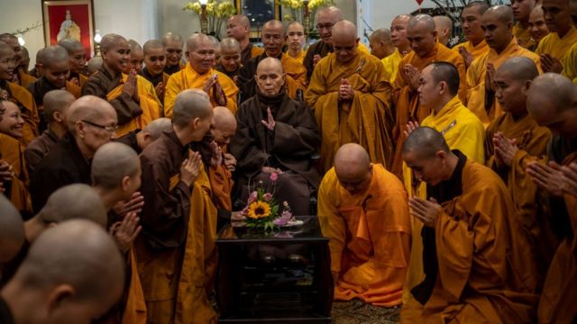 Thich Nhat Hanh visitó el templo donde hizo sus votos a los 16 años, cuando regresó a Vietnam, tras 40 años de exilio.