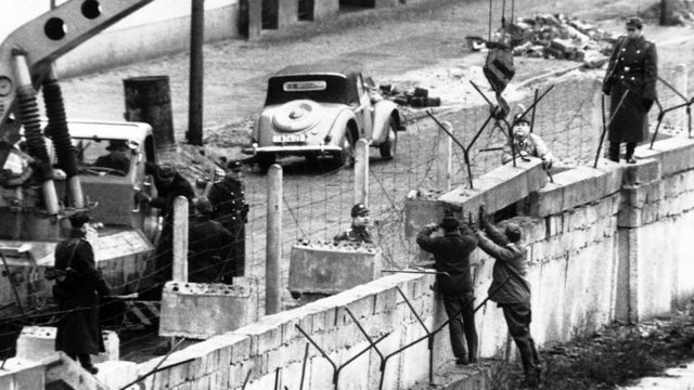 anos da queda do Muro de Berlim a emocionante história dos estudantes que decidiram cavar um