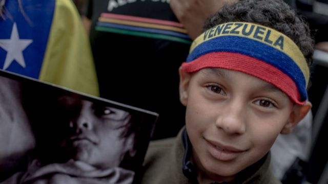 Um menino venezuelano em um manifestação em Nova York