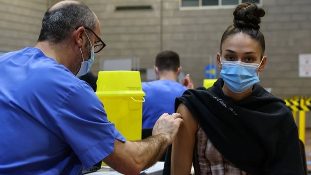 A woman receiving a vaccine against Covid-19