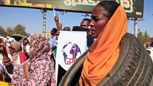 نساء سودانيات يشاركن في مظاهرة تندد بالاعتداءات الجنسية، بعد أن قالت الأمم المتحدة إن ما لا يقل عن 13 امرأة وفتاة تعرضن للاغتصاب في الاحتجاجات الأخيرة ضد الجيش.