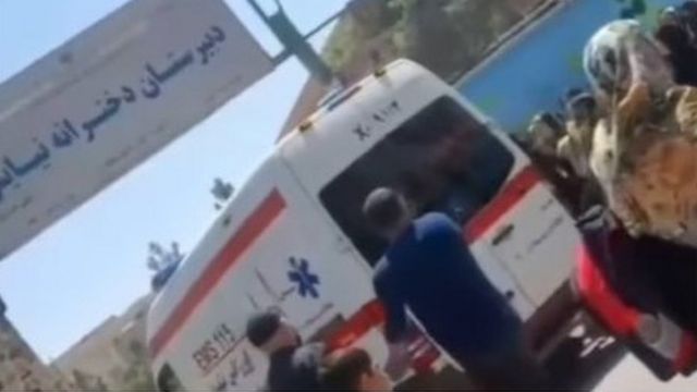 لحظه ورود آمبولانس به مدرسه نیایش در اسلامشهر. چهار ماه از شروع اولین موارد مسمومیت دانش‌آموزان در ایران می گذرد