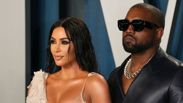 La personnalité des médias américains Kim Kardashian (à gauche) et son mari, le rappeur américain Kanye West, assistent à la Vanity Fair Oscar Party 2020