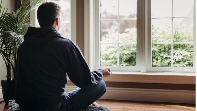 Homem meditando