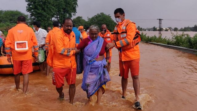 కొల్హాపూర్ జిల్లాలో వరద బాధితుల సహాయ చర్యలు