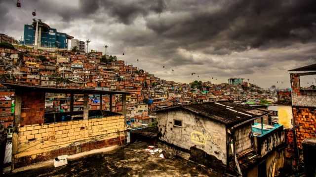 Vista panorámica de una favela en Alemão