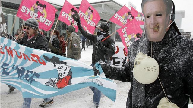 Protestas por la presencia del expresidente George W Bush en Davos en 2007.