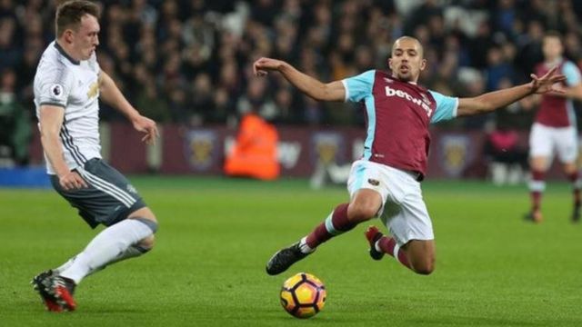 West Ham ta yi wasan minti 75 da 'yan wasa 10 bayan da aka kori Sofiane Feghouli kan haduwarsu da Phil Jones