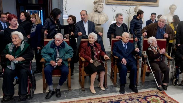 A group of centenarians before the meeting with the Mayor of Rome in 2018