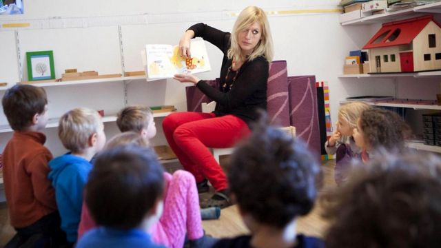 У каждого языка - свой диапазон частот: например, у британского английского - 2000 - 12000 Гц, а у французского - между 15 - 250 Hz и 1000 - 2000 Гц