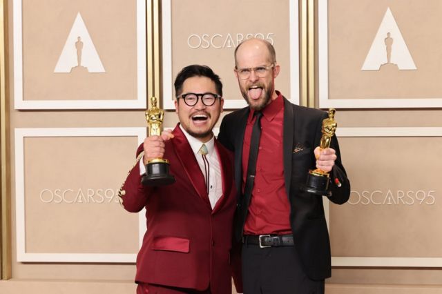 Daniel Kwan y Daniel Scheinert con sus Oscar