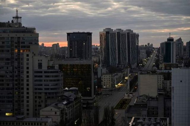 Vista de la ciudad de Kiev, al anochecer del 26 de febrero de 2022.