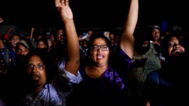 在一個抗議地點，人們跳舞慶祝斯里蘭卡總統拉賈帕克薩辭職