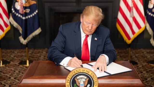 ترامپ در حال امضای بیانیه درباره بازگرداندن تحریم‌ها علیه ایران