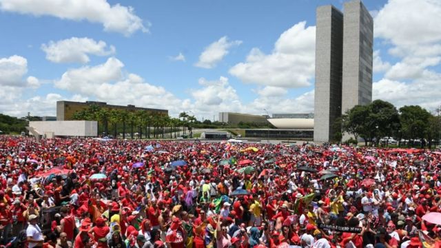 Apoiadores de Lula em frente ao Palácio do Planalto, em Brasília