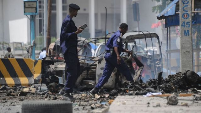Le site des explosions devant le bâtiment du ministère de l'Intérieur à Mogadiscio, la capitale.