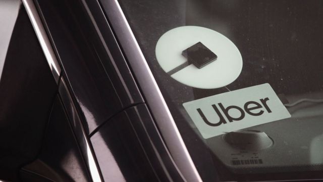 Parabrisas de un carro con el logo de Uber.
