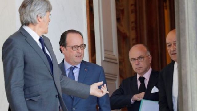 Este sábado el presidente François Hollande (segundo por la izquierda) se reunió con los principales asesores en seguridad de la república.