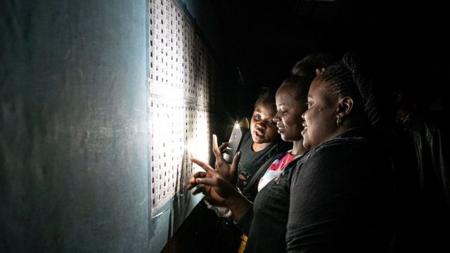 Wapiga kura walilazimika kutumia simu zao ili kutafuta majina yao katika vituo vingine vya uchaguzi.