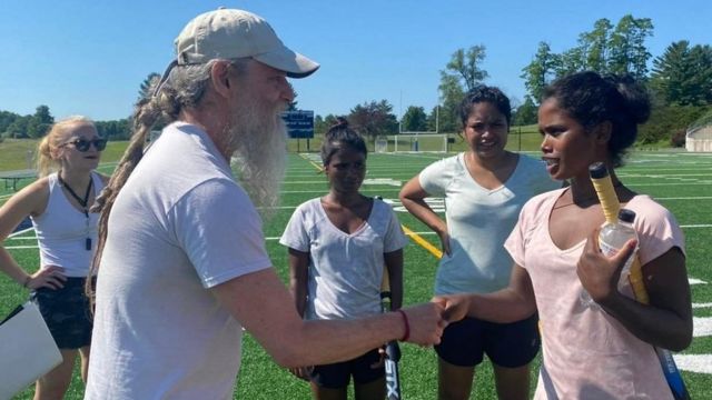 ஜார்கண்ட் மாநிலத்தைச் சேர்ந்த இந்தப் பழங்குடிப் பெண்ணுக்கு அமெரிக்காவில் ஹாக்கி பயிற்சி